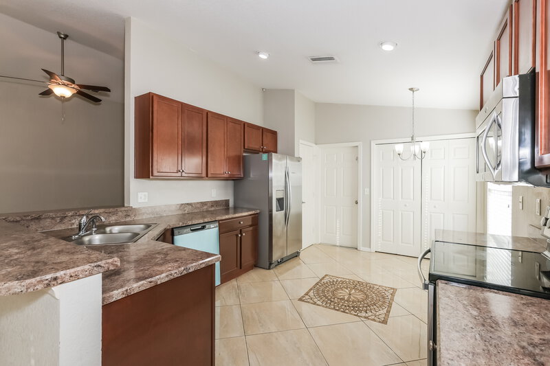 2,105/Mo, 6400 Twin Bridges Dr Zephyrhills, FL 33541 Kitchen View