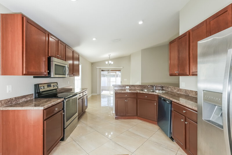 2,105/Mo, 6400 Twin Bridges Dr Zephyrhills, FL 33541 Kitchen View 2