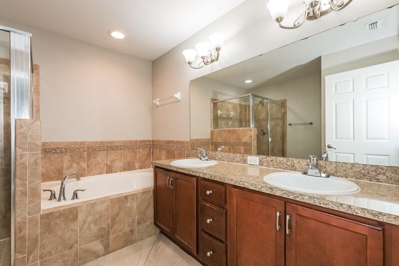 2,105/Mo, 6400 Twin Bridges Dr Zephyrhills, FL 33541 Main Bathroom View