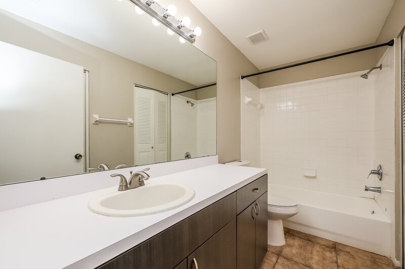 2,255/Mo, 1222 Cressford Pl Brandon, FL 33511 Main Bathroom View