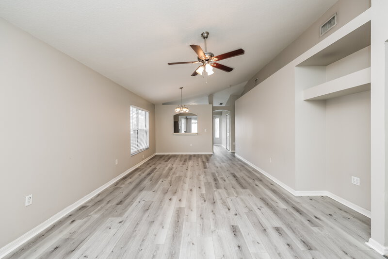 2,000/Mo, 1533 Marsh Wood Dr Seffner, FL 33584 Living Room View