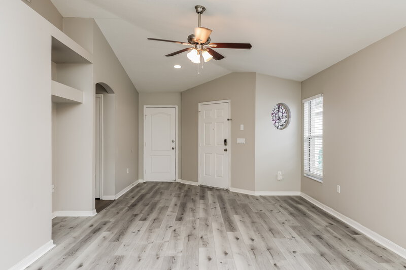 2,000/Mo, 1533 Marsh Wood Dr Seffner, FL 33584 Living Room View 2