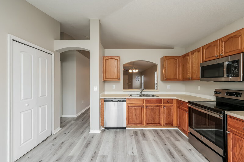 2,000/Mo, 1533 Marsh Wood Dr Seffner, FL 33584 Kitchen View