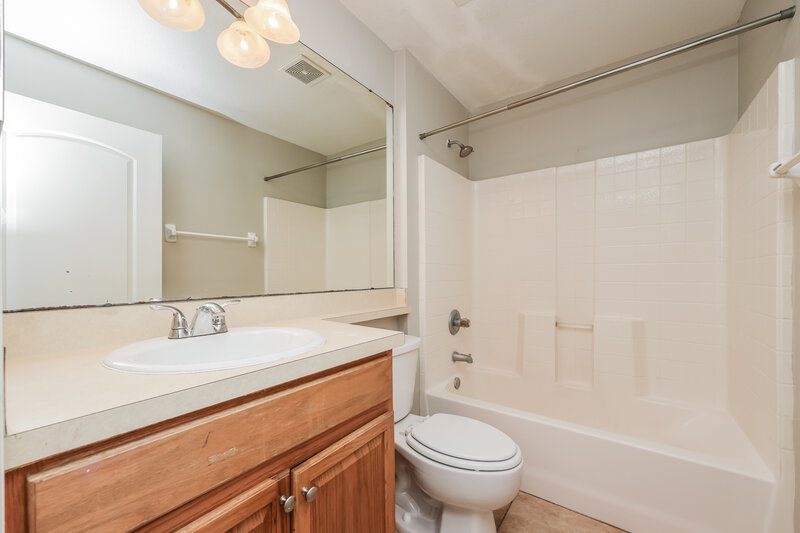 2,000/Mo, 1533 Marsh Wood Dr Seffner, FL 33584 Main Bathroom View