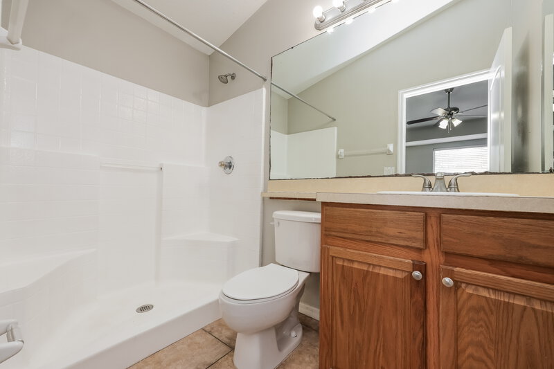 2,000/Mo, 1533 Marsh Wood Dr Seffner, FL 33584 Bathroom View