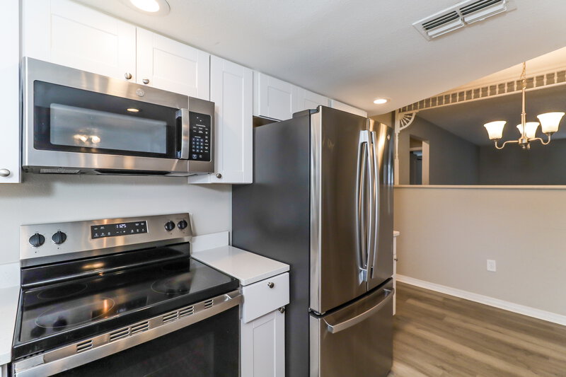 2,095/Mo, 12909 Walnut Tree Ln Hudson, FL 34669 Kitchen View