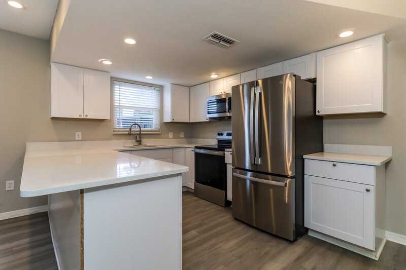 2,095/Mo, 12909 Walnut Tree Ln Hudson, FL 34669 Kitchen View 2