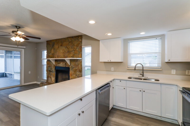 2,095/Mo, 12909 Walnut Tree Ln Hudson, FL 34669 Kitchen View 3