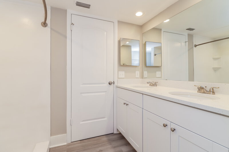 2,150/Mo, 12909 Walnut Tree Ln Hudson, FL 34669 Main Bathroom View