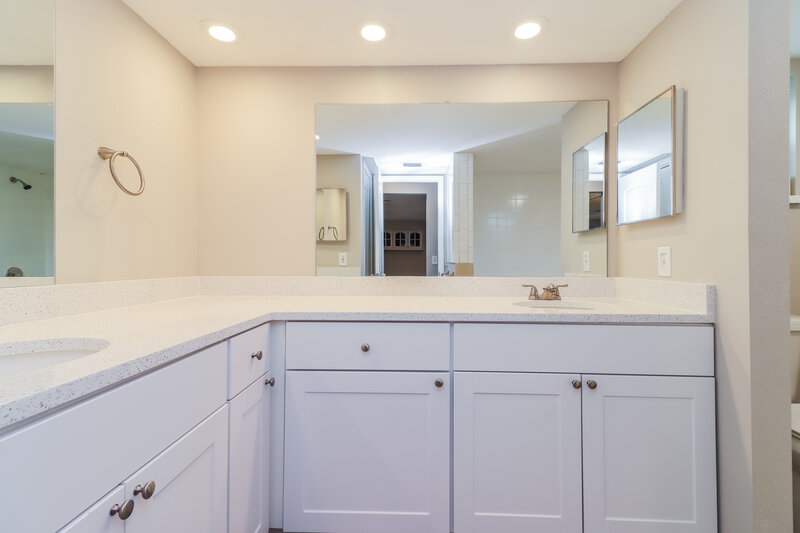 2,150/Mo, 12909 Walnut Tree Ln Hudson, FL 34669 Bathroom View