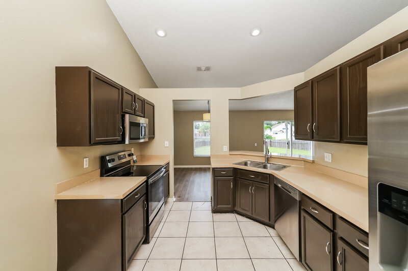 2,250/Mo, 12515 Midpointe Dr Riverview, FL 33578 Kitchen View 2