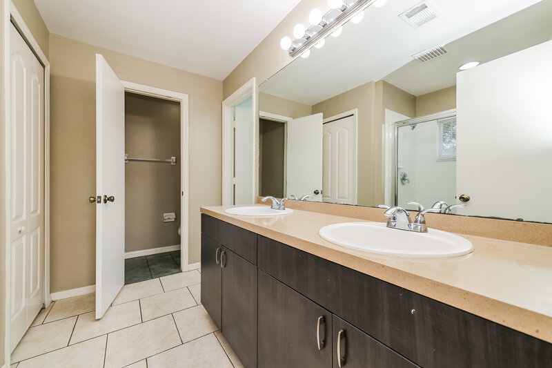 2,250/Mo, 12515 Midpointe Dr Riverview, FL 33578 Main Bathroom View