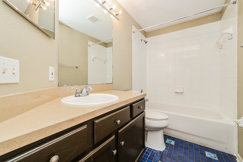 2,250/Mo, 12515 Midpointe Dr Riverview, FL 33578 Bathroom View