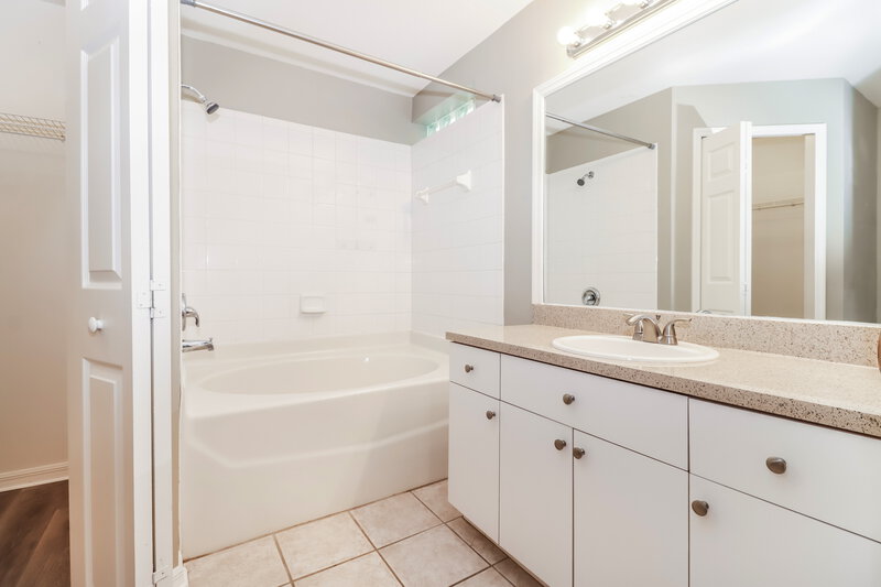 2,080/Mo, 714 Cape Cod Cir Valrico, FL 33594 Main Bathroom View