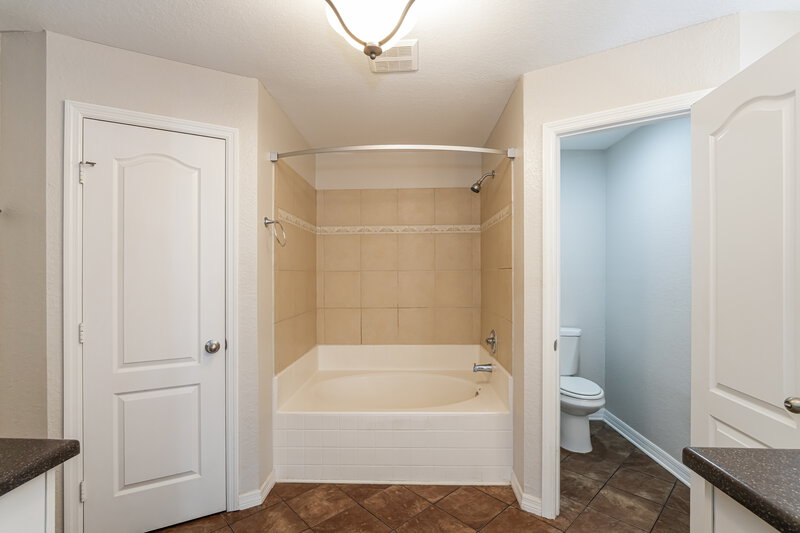 1,960/Mo, 6727 Krenson Oaks Cir Lakeland, FL 33810 Main Bathroom View