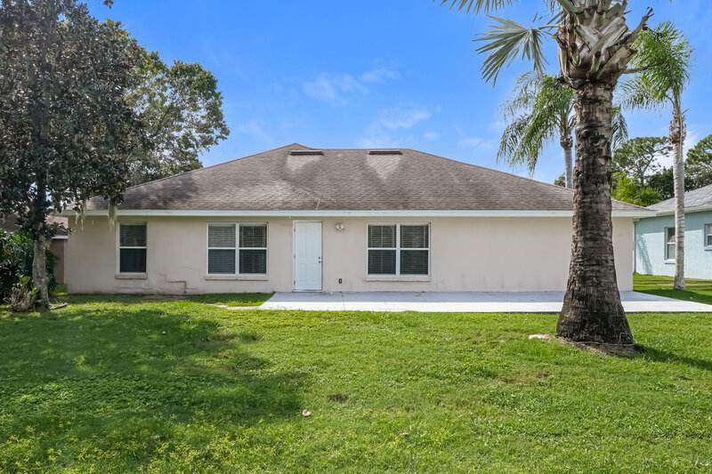 1,960/Mo, 6727 Krenson Oaks Cir Lakeland, FL 33810 Rear View