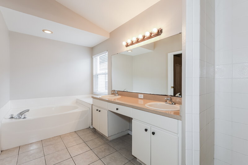 2,120/Mo, 4711 Ramshead Dr Valrico, FL 33594 Main Bathroom View