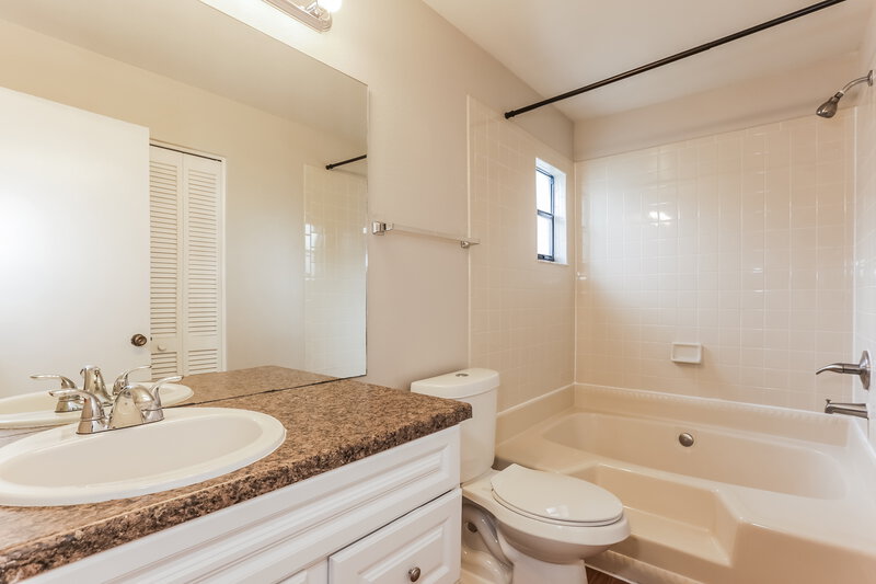 2,165/Mo, 11715 Lynmoor Dr Riverview, FL 33579 Main Bathroom View