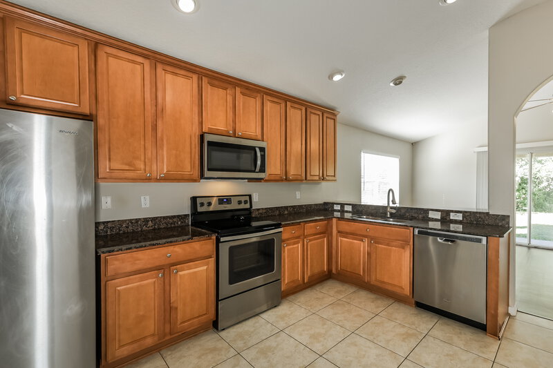 2,030/Mo, 2419 Hamlet Cir Lakeland, FL 33810 Kitchen View 2