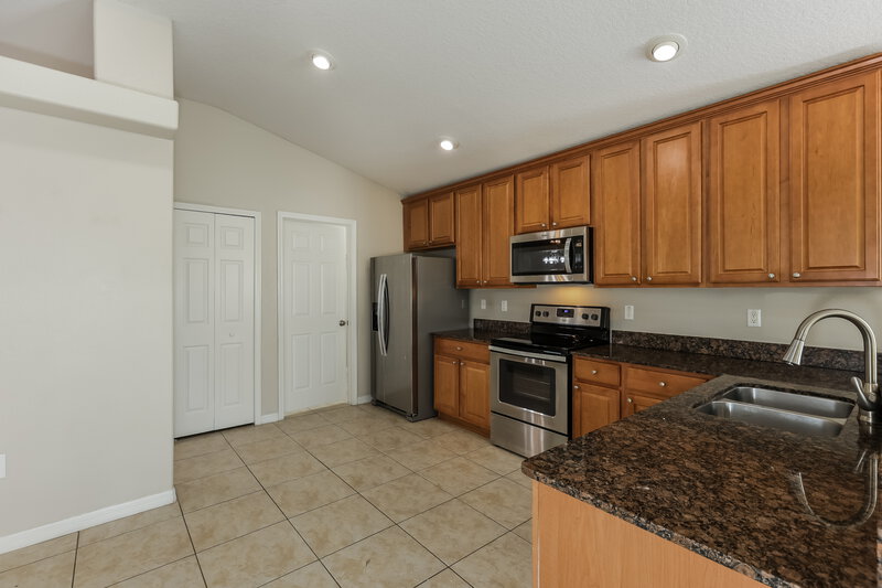 2,030/Mo, 2419 Hamlet Cir Lakeland, FL 33810 Kitchen View 3