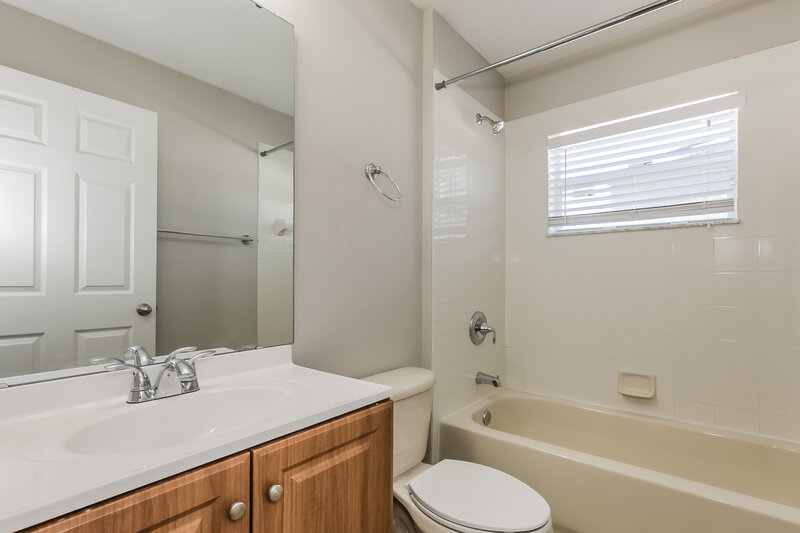2,030/Mo, 2419 Hamlet Cir Lakeland, FL 33810 Bathroom View