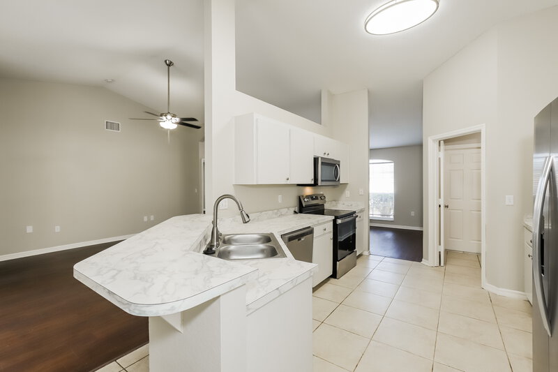 2,185/Mo, 3232 Merlot Dr (2) Lakeland, FL 33811 Kitchen View