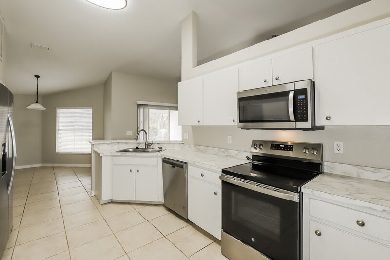 2,185/Mo, 3232 Merlot Dr (2) Lakeland, FL 33811 Kitchen View 2