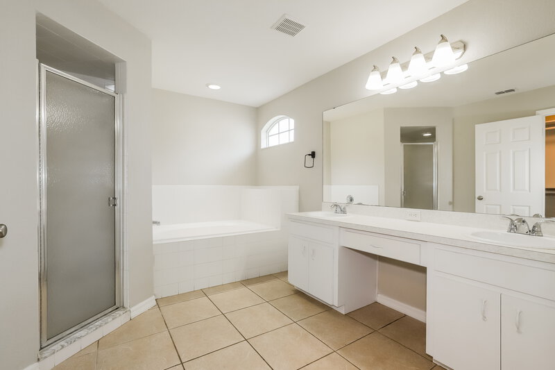 2,185/Mo, 3232 Merlot Dr (2) Lakeland, FL 33811 Main Bathroom View