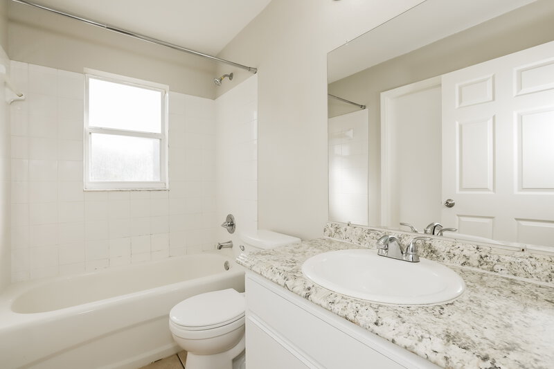 2,185/Mo, 3232 Merlot Dr (2) Lakeland, FL 33811 Bathroom View