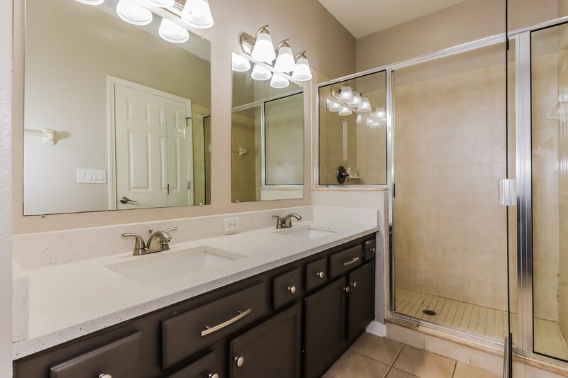 2,050/Mo, 1218 SUMMERGATE DR Valrico, FL 33594 Main Bathroom View