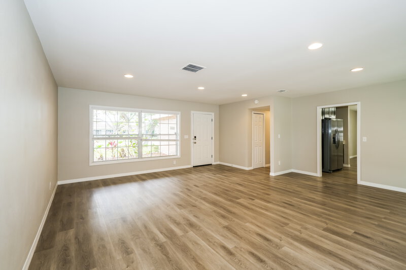 2,965/Mo, 4813 Bay Crest Dr Tampa, FL 33615 Living Room View 2