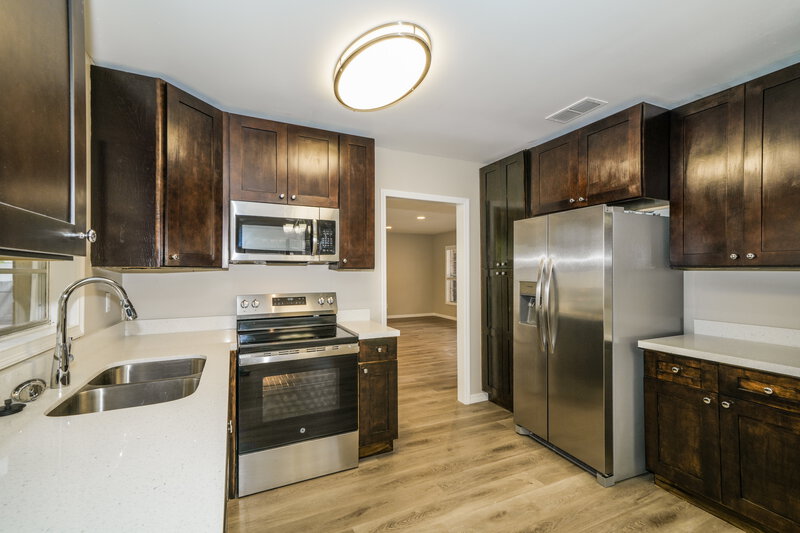 2,965/Mo, 4813 Bay Crest Dr Tampa, FL 33615 Kitchen View