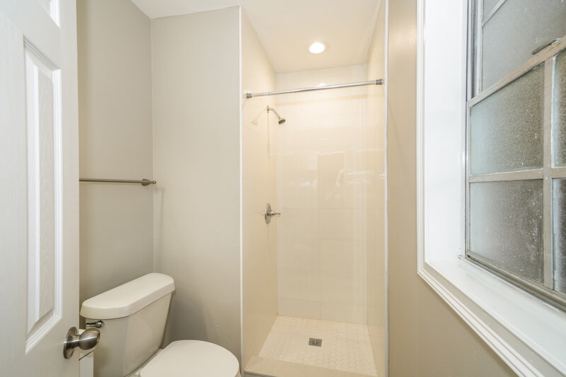 2,965/Mo, 4813 Bay Crest Dr Tampa, FL 33615 Main Bathroom View