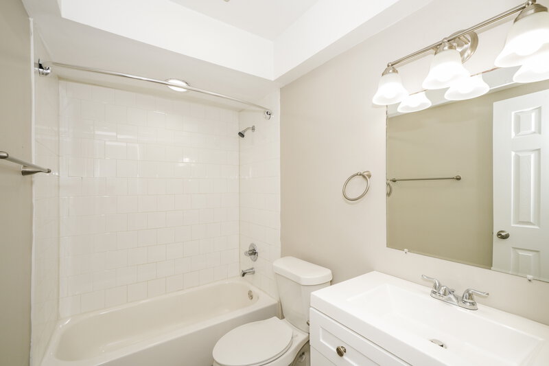 2,965/Mo, 4813 Bay Crest Dr Tampa, FL 33615 Bathroom View