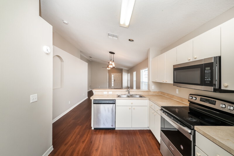 1,975/Mo, 7556 Oxford Garden Cir Apollo Beach, FL 33572 Kitchen View