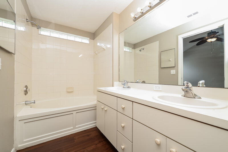1,975/Mo, 7556 Oxford Garden Cir Apollo Beach, FL 33572 Main Bathroom View