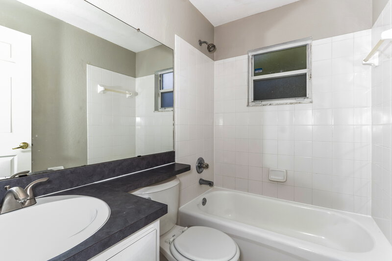 2,065/Mo, 7449 Jessamine Dr Lakeland, FL 33810 Bathroom View
