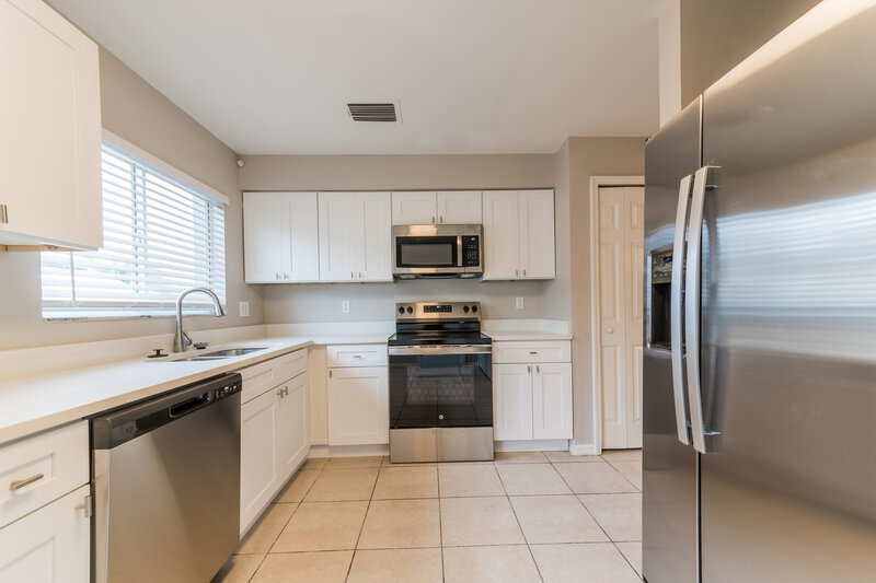 1,995/Mo, 11850 Brenford Crest Dr. Riverview, FL 33579 Kitchen View