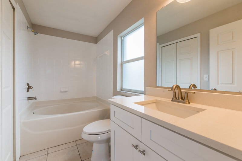 1,995/Mo, 11850 Brenford Crest Dr. Riverview, FL 33579 Main Bathroom View