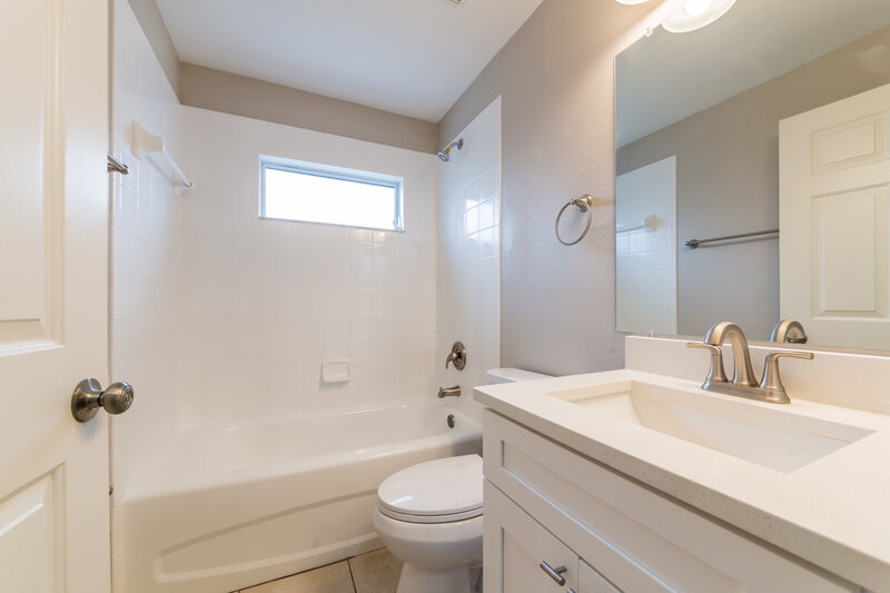 1,995/Mo, 11850 Brenford Crest Dr. Riverview, FL 33579 Bathroom View