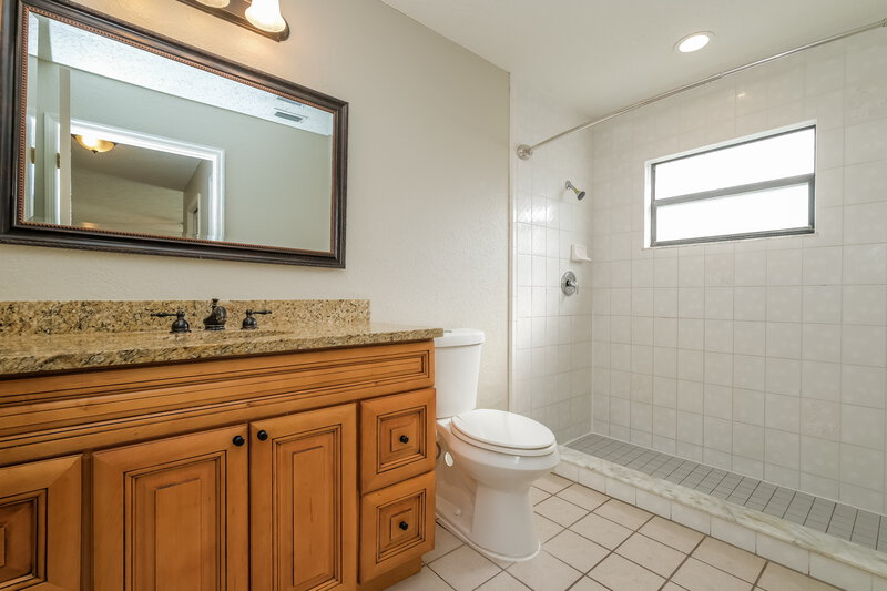2,450/Mo, 4715 Whitetail Ln New Port Richey, FL 34653 Main Bathroom View