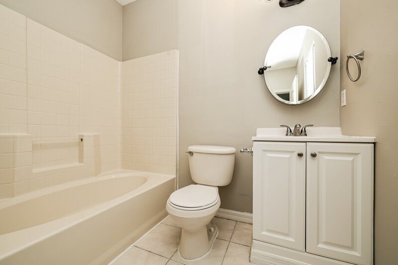 0/Mo, 10621 Navigation Dr Riverview, FL 33579 Main Bathroom View