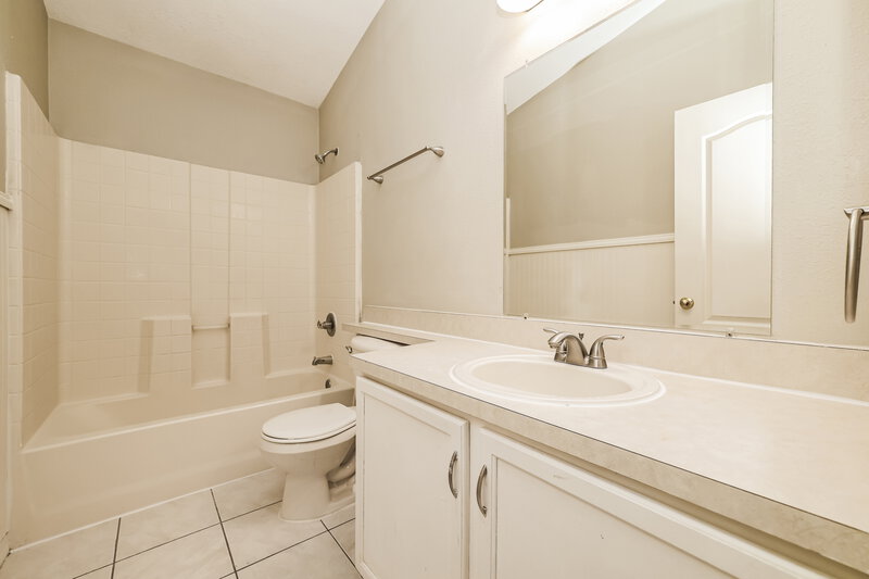 0/Mo, 10621 Navigation Dr Riverview, FL 33579 Bathroom View