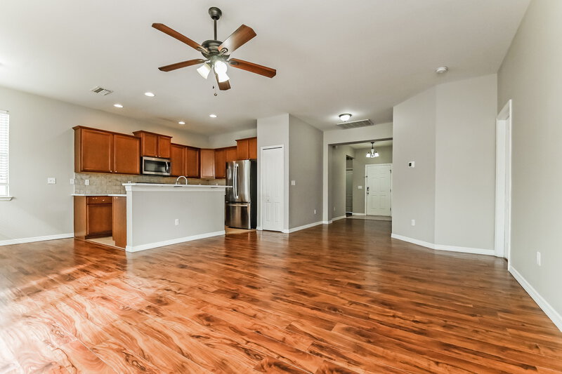 1,940/Mo, 609 19th St NW Ruskin, FL 33570 Living Room View 2