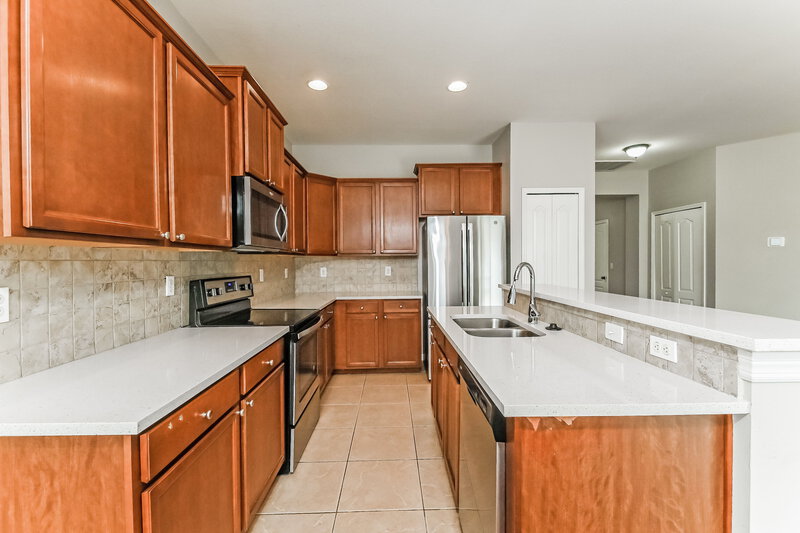 1,940/Mo, 609 19th St NW Ruskin, FL 33570 Kitchen View