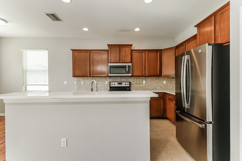 1,940/Mo, 609 19th St NW Ruskin, FL 33570 Kitchen View 2