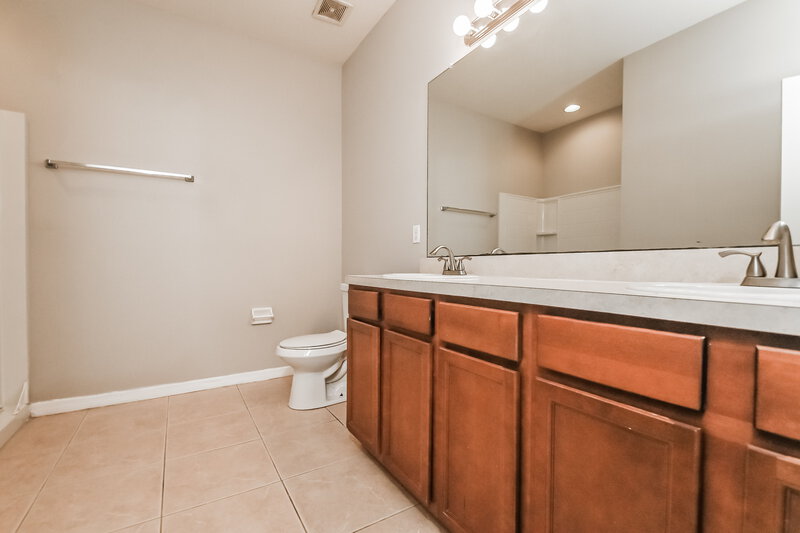 1,940/Mo, 609 19th St NW Ruskin, FL 33570 Main Bathroom View