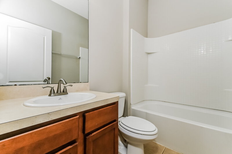 1,940/Mo, 609 19th St NW Ruskin, FL 33570 Bathroom View