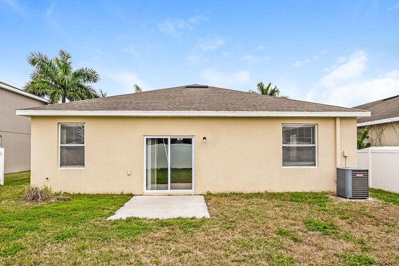 1,940/Mo, 609 19th St NW Ruskin, FL 33570 Rear View