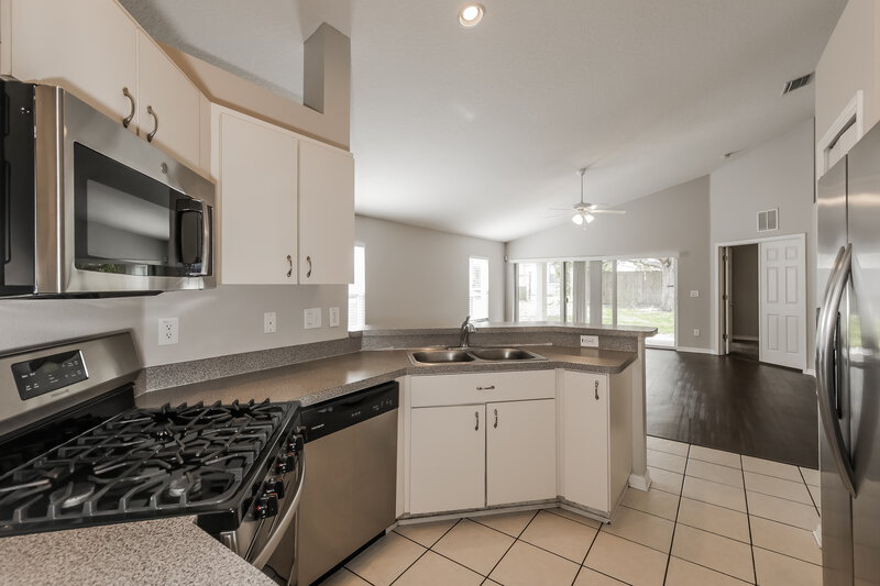 2,000/Mo, 11111 Newbridge Dr Riverview, FL 33579 Kitchen View 2